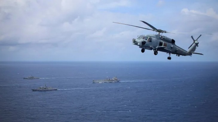 Australian navy sails through East Sea - ảnh 1