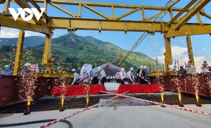 Closure segment of Vietnam’s tallest viaduct completed  - ảnh 1