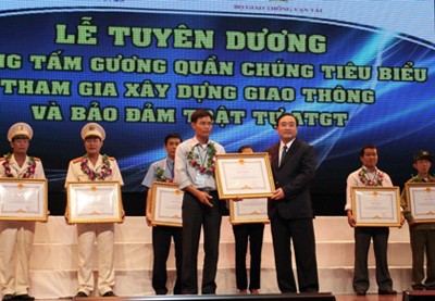 Tôn vinh 185 gương quần chúng đảm bảo an toàn giao thông - ảnh 1