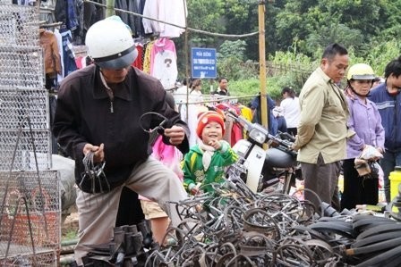 Lạ kỳ phiên chợ “người đứng, cá nằm”  - ảnh 4