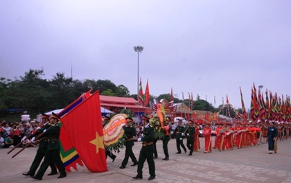 Con Lạc, cháu Hồng chen chân về đất Tổ - ảnh 1