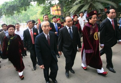 Con Lạc, cháu Hồng chen chân về đất Tổ - ảnh 5