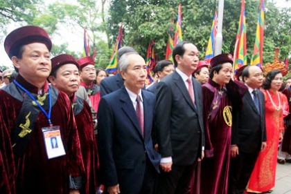 Con Lạc, cháu Hồng chen chân về đất Tổ - ảnh 9