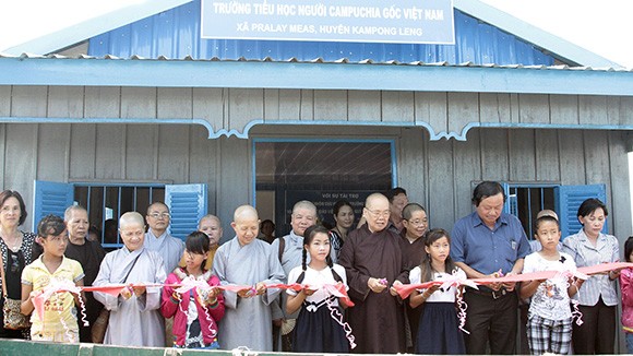 Tăng ni, phật tử tặng trường học cho Việt kiều Campuchia  - ảnh 1