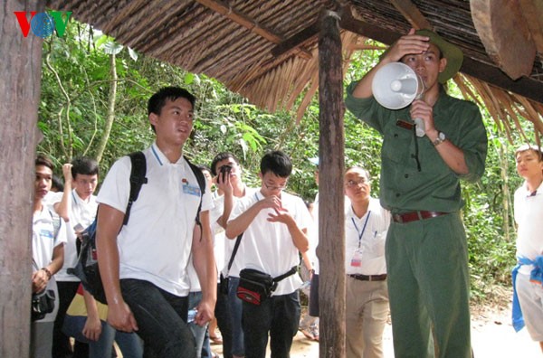 Đoàn thanh thiếu niên kiều bào thăm địa đạo Củ Chi  - ảnh 4