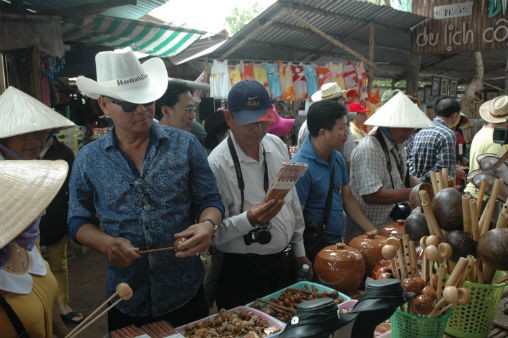 Đoàn đại biểu kiều bào tham quan vùng sông nước đồng bằng sông Cửu Long - ảnh 1