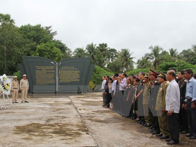 Người Việt Nam tại Lào kỷ niệm 68 năm Ngày Thương binh liệt sỹ - ảnh 1