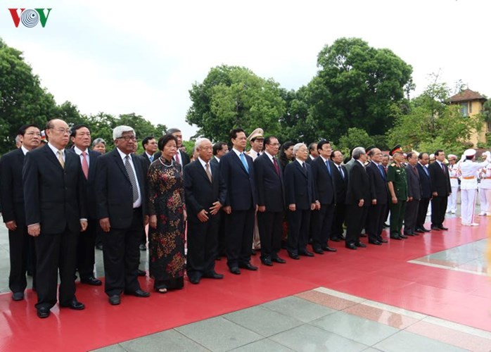 Lãnh đạo Đảng, Nhà nước dâng hương tưởng niệm các Anh hùng liệt sỹ và viếng Chủ tịch Hồ Chí Minh - ảnh 2