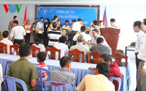 Tỉnh Long An tặng quà cho Việt kiều và người Campuchia nghèo ở Phnom Penh - ảnh 1