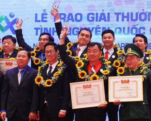 21 tập thể, cá nhân nhận giải thưởng Tình nguyện Quốc gia 2015 - ảnh 1