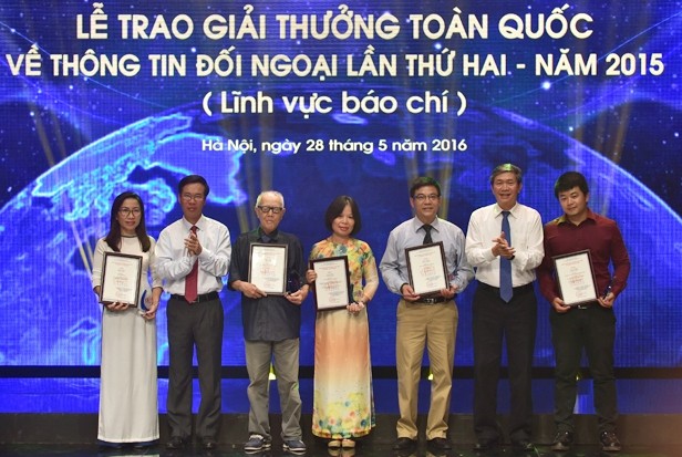 Trao giải thưởng toàn quốc về thông tin đối ngoại lĩnh vực báo chí lần thứ 2 năm 2015 - ảnh 1