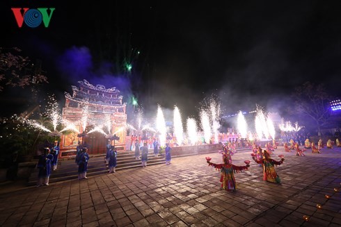  Nhiều chương trình nghệ thuật của Festival Huế thu hút đông người xem - ảnh 1