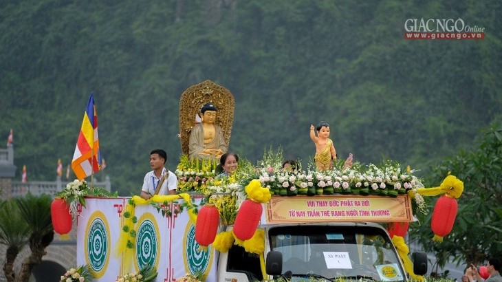 Diễu hành xe hoa trước Đại lễ Vesak tại Hà Nam - ảnh 4