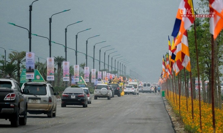 Diễu hành xe hoa trước Đại lễ Vesak tại Hà Nam - ảnh 10