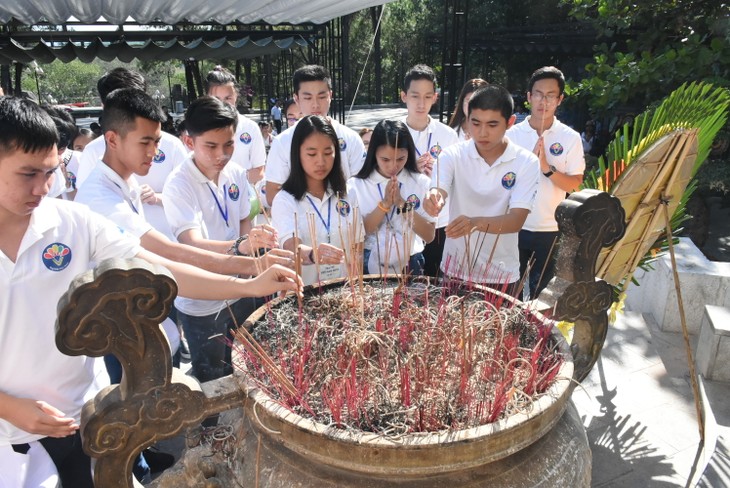 Thanh niên, sinh viên kiều bào tri ân các anh hùng liệt sĩ - ảnh 2