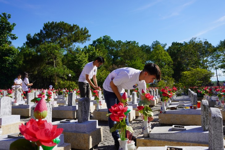 Thanh niên, sinh viên kiều bào tri ân các anh hùng liệt sĩ - ảnh 3