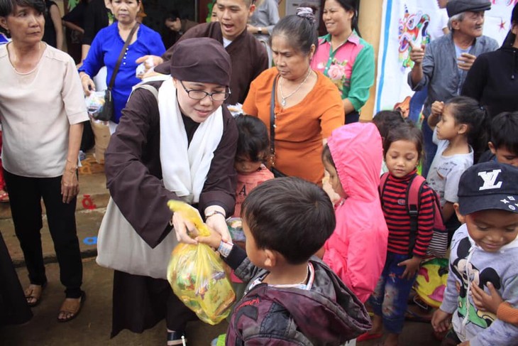 Trung thu sum vầy, đầm ấm với trẻ em quê nhà - ảnh 12