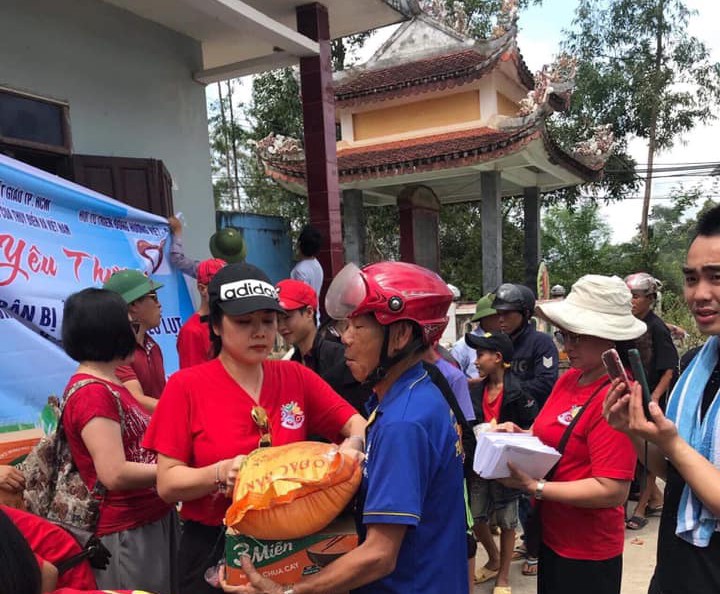 Hội Từ Thiện Đồng Hương Việt - Đài tặng quà đông bào bị lũ lụt tỉnh Quảng Bình - ảnh 1