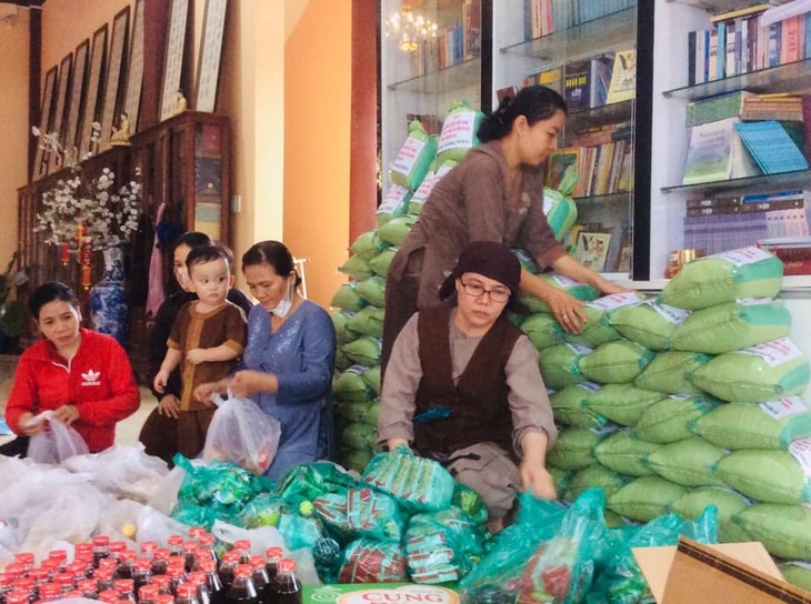 Hội Phật tử Việt Nam tại Hàn quốc tặng quà hỗ trợ người nghèo - ảnh 9