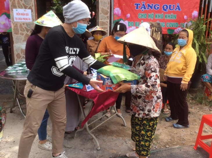 Hội Phật tử Việt Nam tại Hàn quốc tặng quà hỗ trợ người nghèo - ảnh 8