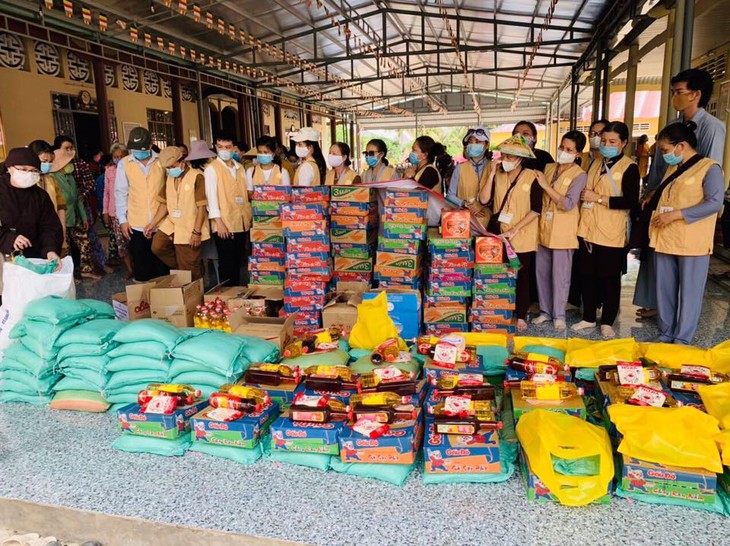 Trung tâm Văn hóa Phật giáo Việt Nam tại Hàn Quốc tặng quà đồng bào bị hạn, mặn - ảnh 1