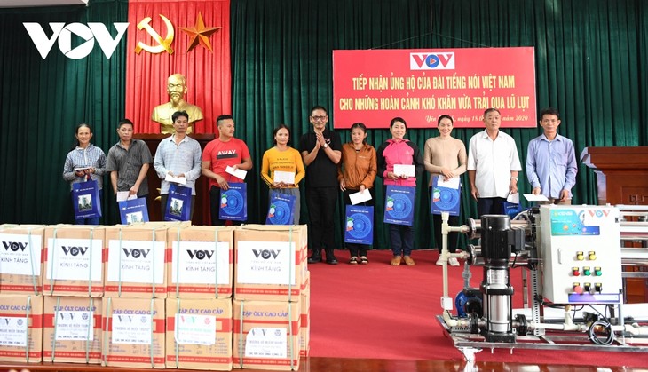 VOV và các nhà hảo tâm trao 200 suất quà ủng hộ người dân vùng lũ Nghệ An - ảnh 7