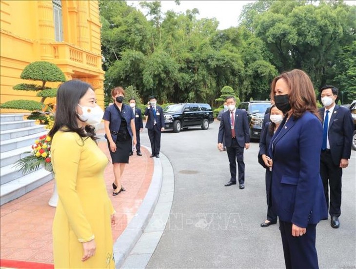 Phó Chủ tịch nước Võ Thị Ánh Xuân đón Phó Tổng thống Hoa Kỳ Kamala Harris - ảnh 1