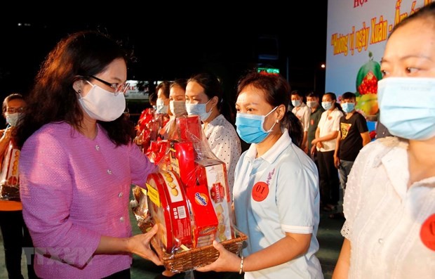 Thành phố Hồ Chí Minh sẽ tổ chức cho 10.000 hộ gia đình công nhân lao động ở lại thành phố đón Tết Nhâm Dần 2022 - ảnh 1