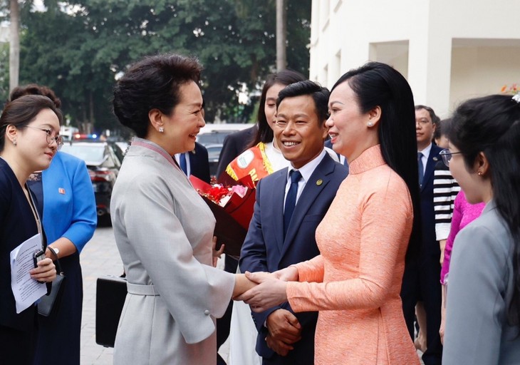 Phu nhân Tổng Bí thư, Chủ tịch nước Trung Quốc giao lưu với sinh viên ĐH Quốc gia Hà Nội - ảnh 10