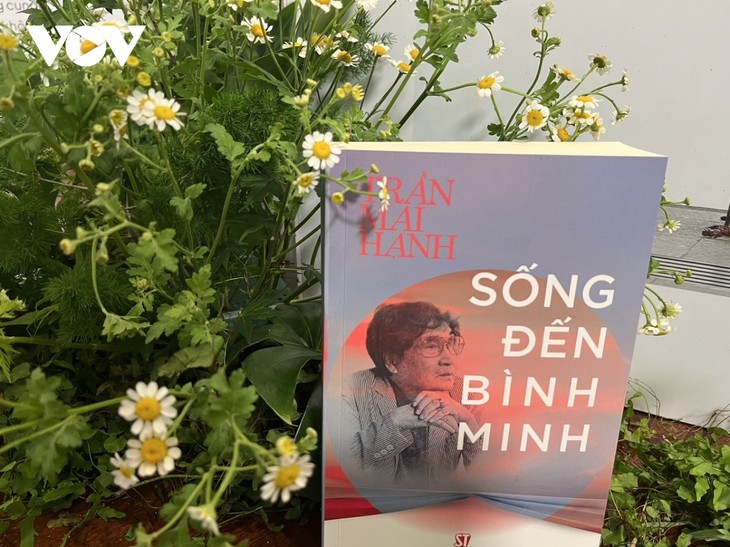 “Sống đến bình minh” - Những lát cắt ký ức của nhà văn, nhà báo Trần Mai Hạnh - ảnh 1