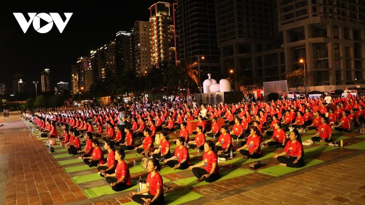 มีประชาชนกว่า 1,500 คนเข้าร่วมการแสดงโยคะในงานโยคะระหว่างประเทศดานังปี 2024 - ảnh 1