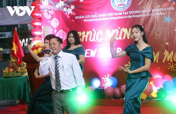 Lưu học sinh Việt Nam tại Campuchia tưng bừng chào đón Tết Ất Tỵ 2025 - ảnh 3