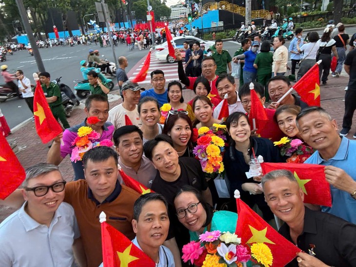 Kiều bào hân hoan tham gia lễ  diễu binh, diễu hành kỷ niệm 50 thống nhất đất nước - ảnh 1