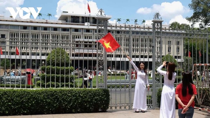 Người dân, du khách đổ về các điểm vui chơi, di tích lịch sử tại Thành phố Hồ Chí Minh - ảnh 1