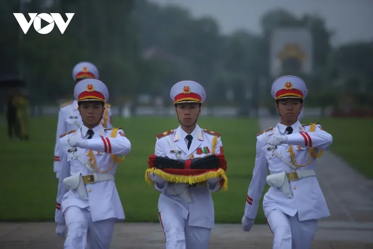 Lễ treo cờ rủ nguyên Chủ tịch nước Trần Đức Lương tại Quảng trường Ba Đình - ảnh 10