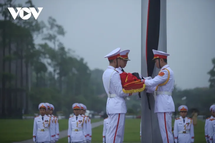 Lễ treo cờ rủ nguyên Chủ tịch nước Trần Đức Lương tại Quảng trường Ba Đình - ảnh 9