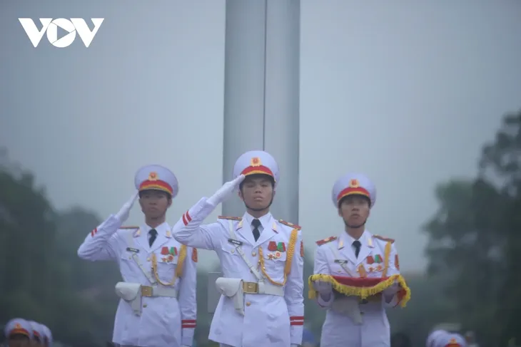 Lễ treo cờ rủ nguyên Chủ tịch nước Trần Đức Lương tại Quảng trường Ba Đình - ảnh 11