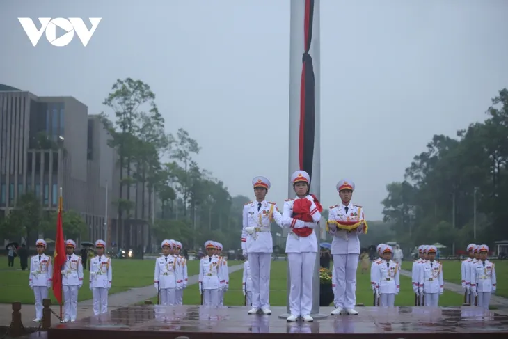 Lễ treo cờ rủ nguyên Chủ tịch nước Trần Đức Lương tại Quảng trường Ba Đình - ảnh 12