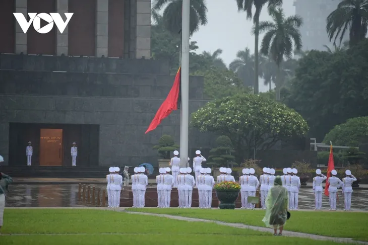 Lễ treo cờ rủ nguyên Chủ tịch nước Trần Đức Lương tại Quảng trường Ba Đình - ảnh 13