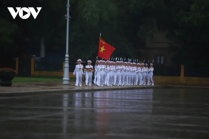 Lễ treo cờ rủ nguyên Chủ tịch nước Trần Đức Lương tại Quảng trường Ba Đình - ảnh 2