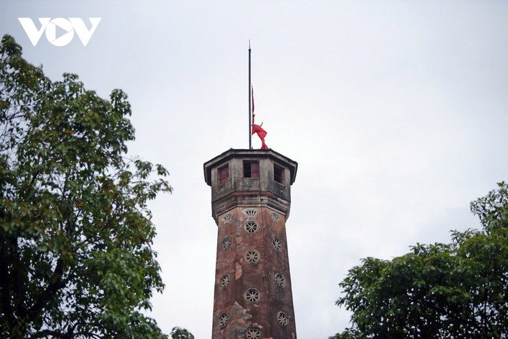Lễ treo cờ rủ nguyên Chủ tịch nước Trần Đức Lương tại Quảng trường Ba Đình - ảnh 17