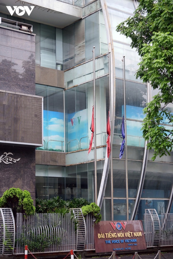 Lễ treo cờ rủ nguyên Chủ tịch nước Trần Đức Lương tại Quảng trường Ba Đình - ảnh 19