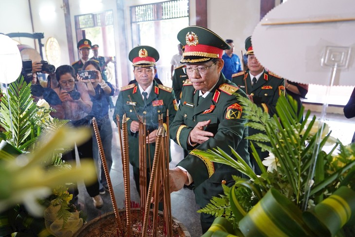 Phó Chủ tịch Quốc hội Trần Quang Phương dự Lễ kỷ niệm 60 năm Chiến thắng Ba Gia  - ảnh 1