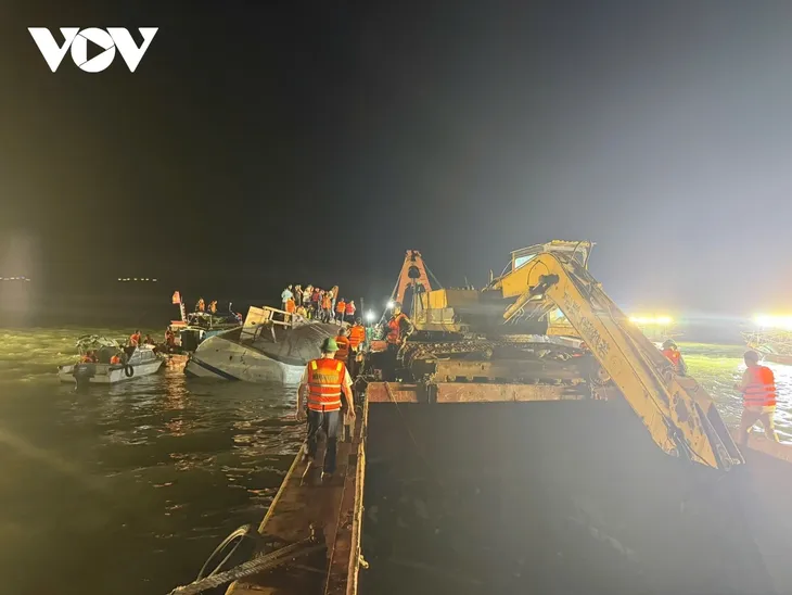 Vụ lật tàu ở Hạ Long: Trục vớt tàu tìm thấy thêm thi thể, 35 người tử vong, 10 người còn sống - ảnh 2