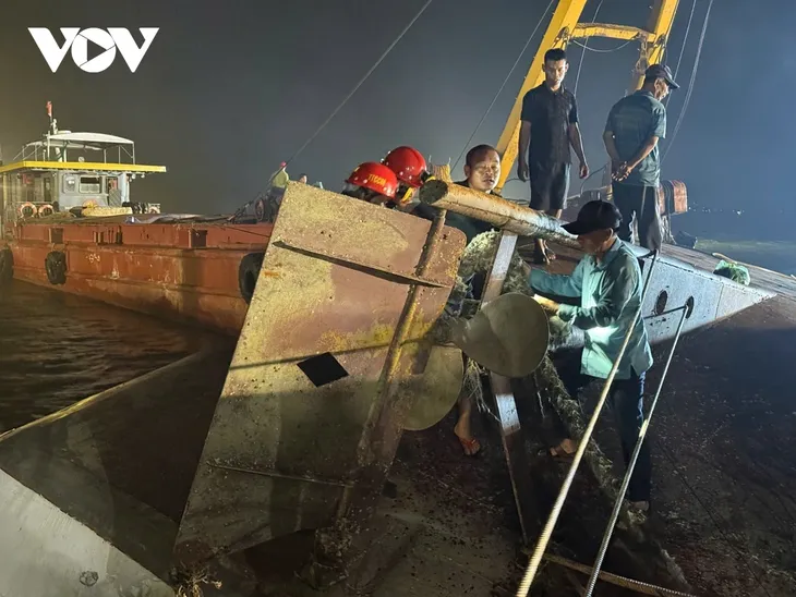 Vụ lật tàu ở Hạ Long: Trục vớt tàu tìm thấy thêm thi thể, 35 người tử vong, 10 người còn sống - ảnh 4