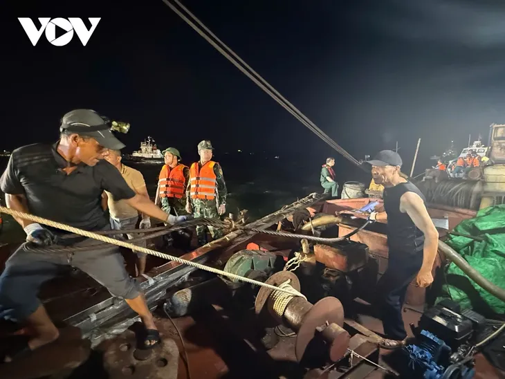 Vụ lật tàu ở Hạ Long: Trục vớt tàu tìm thấy thêm thi thể, 35 người tử vong, 10 người còn sống - ảnh 6