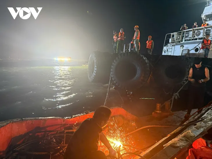 Vụ lật tàu ở Hạ Long: Trục vớt tàu tìm thấy thêm thi thể, 35 người tử vong, 10 người còn sống - ảnh 5