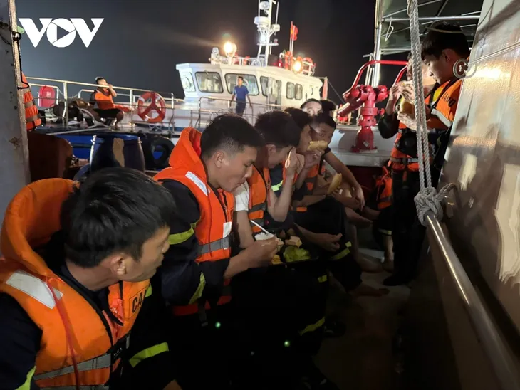 Vụ lật tàu ở Hạ Long: Trục vớt tàu tìm thấy thêm thi thể, 35 người tử vong, 10 người còn sống - ảnh 7