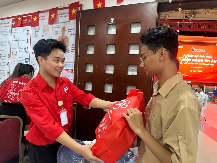 Ngày hội hiến máu “Giọt hồng tri ân 2025” thu hút hàng nghìn người tham gia - ảnh 4