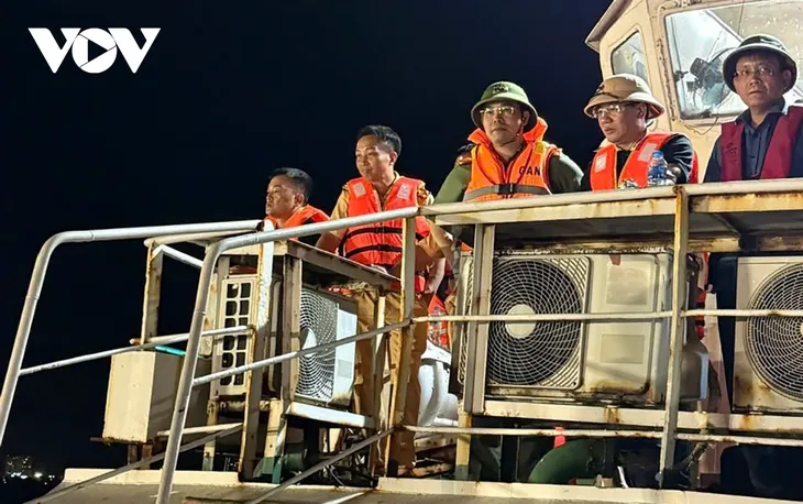 Vụ lật tàu trên Vịnh Hạ Long: 35 nạn nhân đã được bàn giao, tiếp tục tìm kiếm người mất tích - ảnh 3